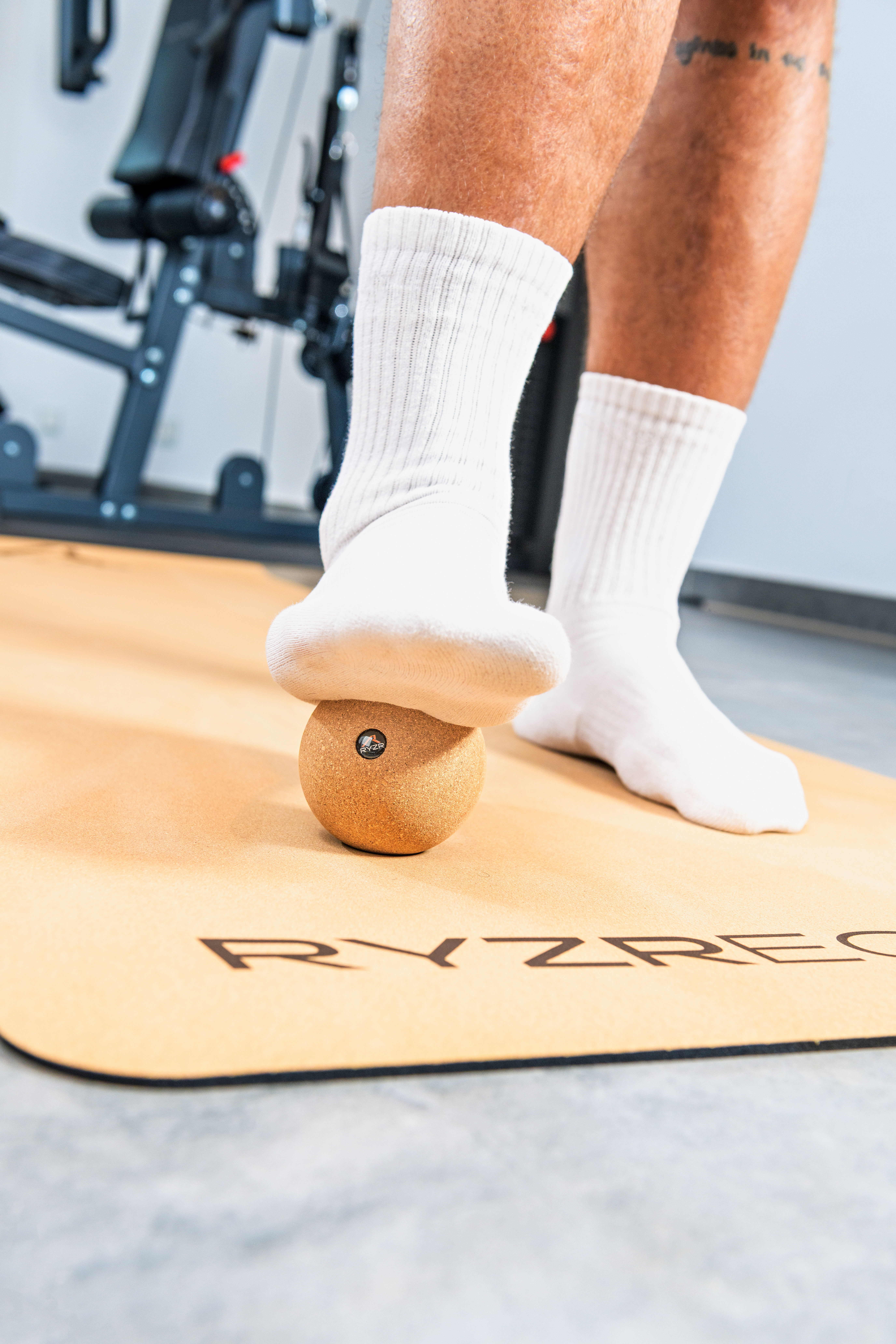 Yoga- bzw. Trainingsmatte mit 5mm gedämpften Untergrund und Anwendungsbeispiel mit Korkball